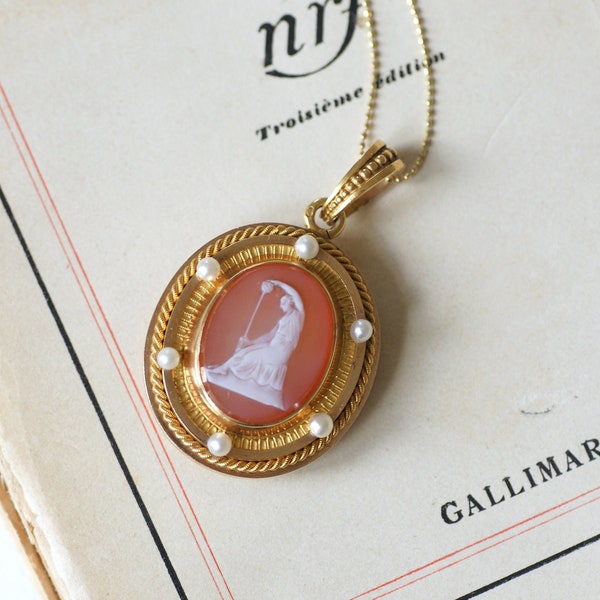 Pendentif médaillon ancien en or jaune, perles et camée agate