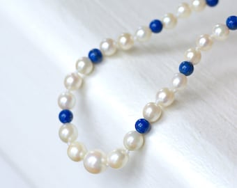 Cultured pearl and lapis lazuli necklace in yellow gold