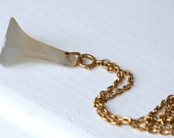 Old seal stamp pendant in yellow gold and chalcedony