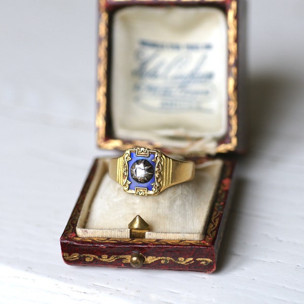 Bague chevalière ancienne en or jaune et diamant sur émail bleu, XIXe siècle