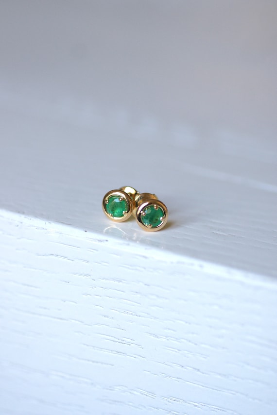 French emerald stud earrings in 18Kt gold