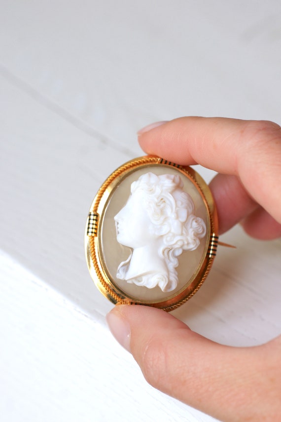 Antique brooch in yellow gold and agate cameo - image 3