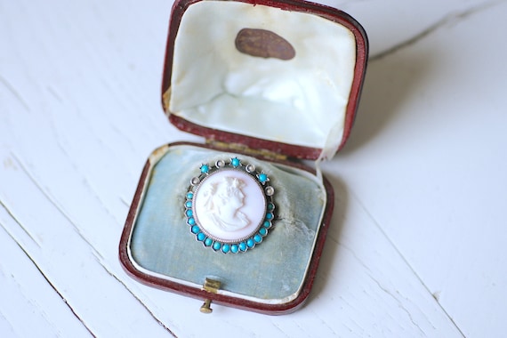 Round brooch in silver, pink shell cameo, turquoi… - image 1