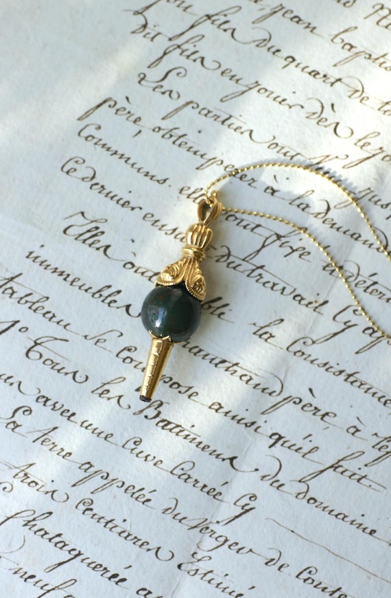 Pendentif Ancien Clef de Montre Or Jaune et Jaspe… - image 1