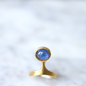 Vintage Burmese Sapphire Ring on Gold by Costanza image 2