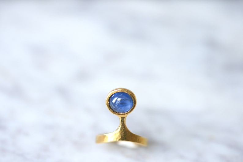 Vintage Burmese Sapphire Ring on Gold by Costanza image 2