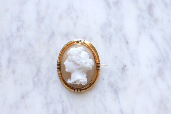 Antique brooch in yellow gold and agate cameo - image 2