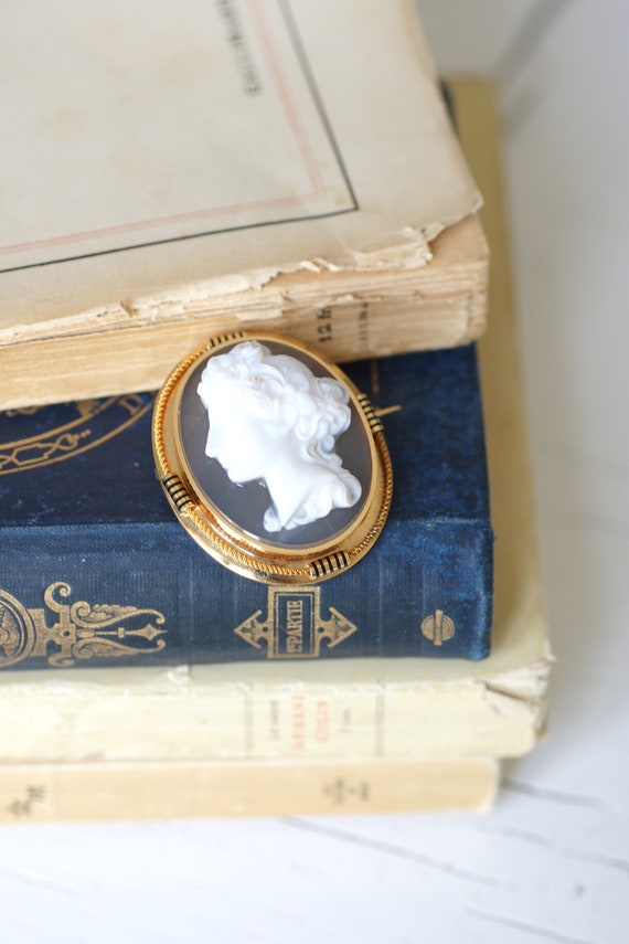 Antique brooch in yellow gold and agate cameo - image 1