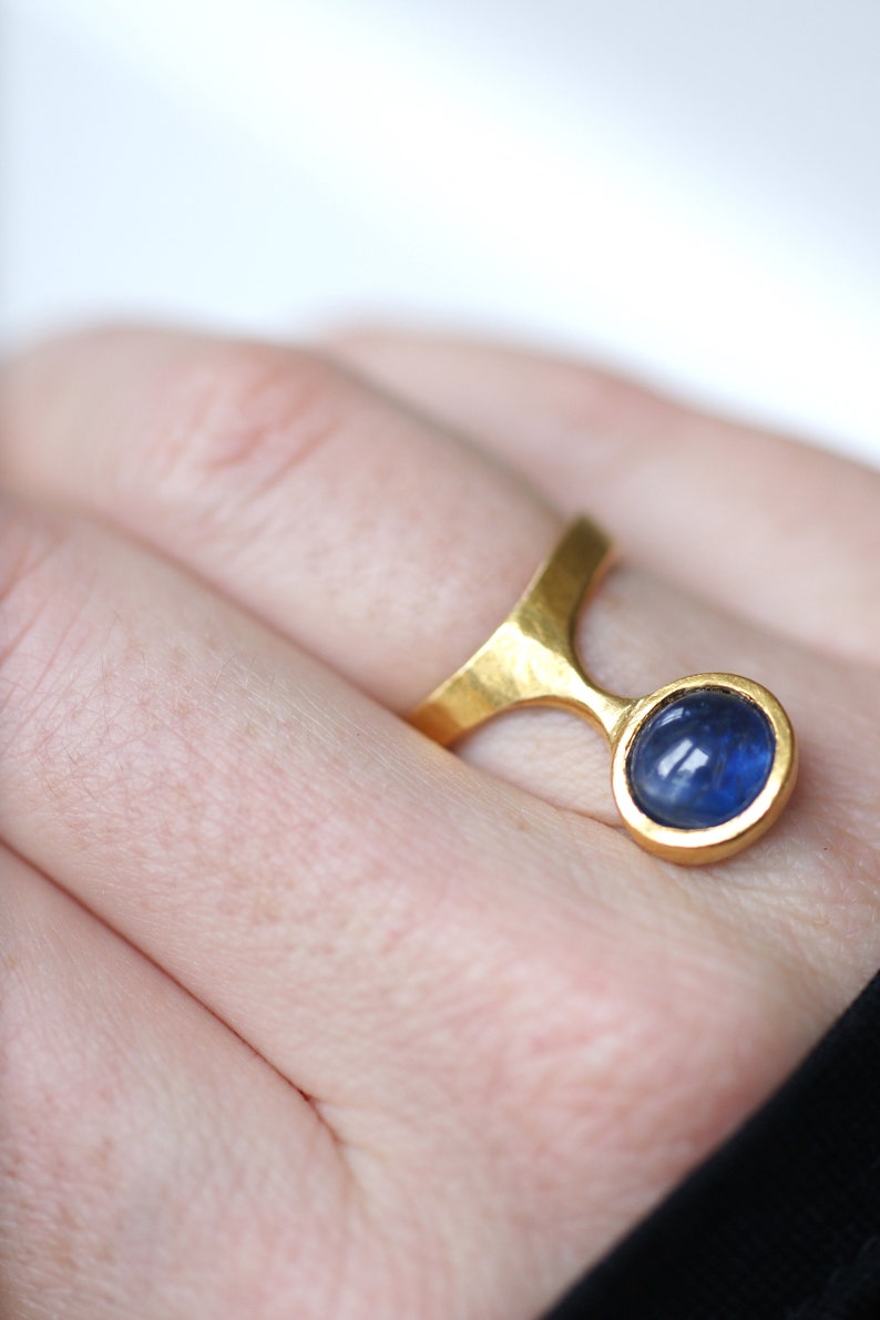Vintage Burmese Sapphire Ring on Gold by Costanza image 3