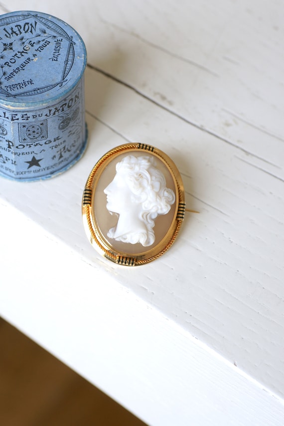 Antique brooch in yellow gold and agate cameo - image 9