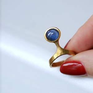 Vintage Burmese Sapphire Ring on Gold by Costanza image 9