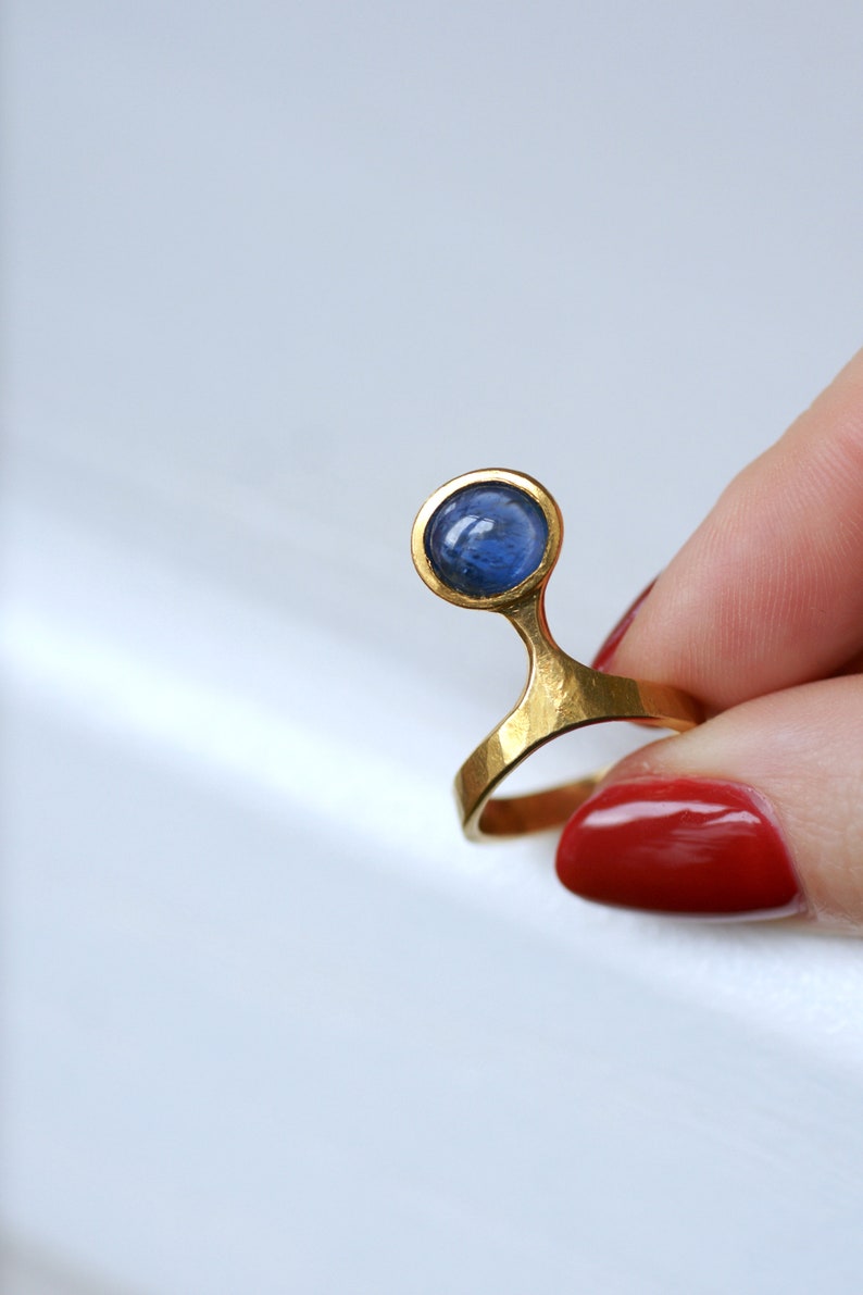 Vintage Burmese Sapphire Ring on Gold by Costanza image 9