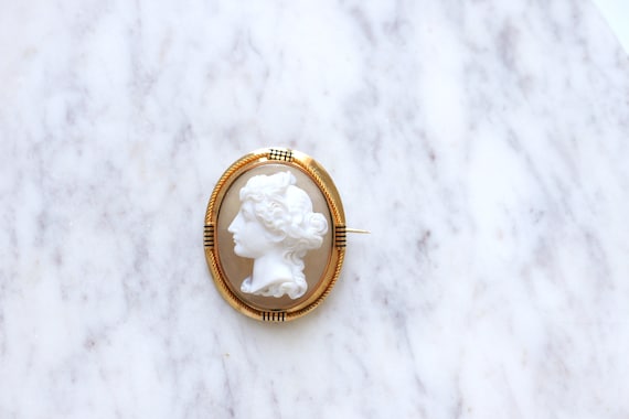 Antique brooch in yellow gold and agate cameo - image 6