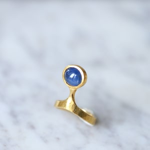 Vintage Burmese Sapphire Ring on Gold by Costanza image 4