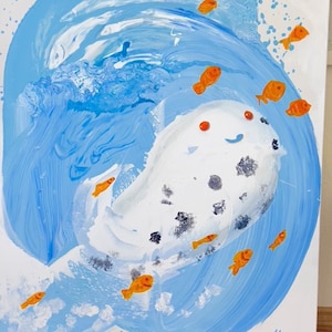 Könnte beinhalten: Ein blaues und weißes abstraktes Gemälde mit orangefarbenen Fischen, die in einer Welle schwimmen. Das Gemälde ist unten rechts mit "Maria Abolueva" signiert.