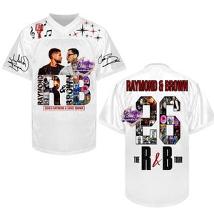 Può includere: Maglia bianca con scollo a V con la scritta "RAYMOND & BROWN" e immagini di Usher Raymond e Chris Brown. Il davanti ha la scritta "R & B" e il retro il numero "26" con "THE R&B TOUR".