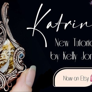 Peut inclure: Un pendentif en fil de cuivre enroulé autour d'une pierre d'agate brune et blanche. Le pendentif est tenu dans une main. L'image comprend le texte "Katrina New Tutorial by Kelly Jones. Now on Etsy."