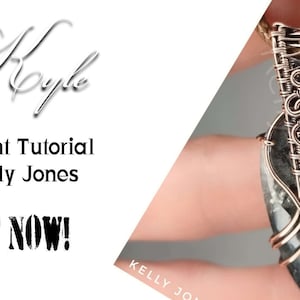 Puede incluir: Un colgante de alambre plateado envuelto alrededor de una piedra gris. El colgante cuelga de un cordón marrón. El texto "Kyle Pendant Tutorial by Kelly Jones OUT NOW!" es visible en la imagen.