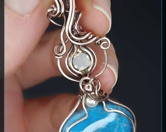 Pendentif en chrysocolle bleue avec accent de quartz fumé en cuivre antique. Bijoux uniques.