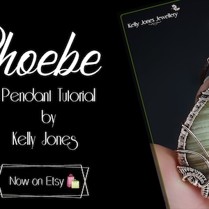 Puede incluir: Un colgante de alambre plateado envuelto alrededor de una piedra rayada verde y blanca. El colgante está etiquetado como "Phoebe Pendant Tutorial by Kelly Jones" y "Now on Etsy".