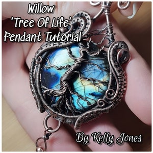 Könnte beinhalten: Ein mit Kupferdraht umwickelter Anhänger mit einem blauen und grünen Labradorit-Stein mit einem Lebensbaum-Design. Der Anhänger ist mit "Willow 'Tree Of Life' Pendant Tutorial" und "By Kelly Jones" beschriftet.