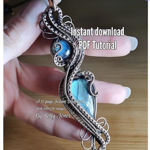 Peut inclure: Un tutoriel PDF de 12 pages avec plus de 250 images sur la façon de réaliser un pendentif en fil de fer avec deux pierres de labradorite bleues et une perle en œil de tigre bleu. Le tutoriel est un téléchargement instantané. "Téléchargement instantané du tutoriel PDF" et "Par Kelly Jones" sont écrits sur l'image.