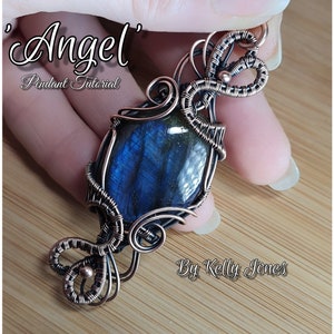 以下が含まれることがあります： 青いラブラドライトの宝石を特徴とする、銅線で包まれたペンダント。ペンダントは、下部にハートが付いた天使の羽の形をしています。画像には、「Angel」と「Pendant Tutorial」のテキストが表示されています。「By Kelly Jones」のテキストも画像に表示されています。