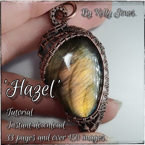 Könnte beinhalten: Ein mit Kupferdraht umwickelter Anhänger mit einem großen, schillernden Edelstein. Der Anhänger ist mit 'Hazel' beschriftet und wird als Tutorial mit sofortigem Download, 33 Seiten und über 150 Bildern beschrieben.