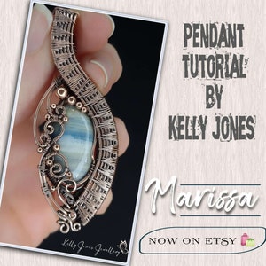 以下が含まれることがあります： 青と白の瑪瑙の石が付いた、銅線で巻かれたペンダント。ペンダントは人の手に持たれています。画像には「Pendant Tutorial by Kelly Jones Marissa NOW ON ETSY」というテキストが表示されています。