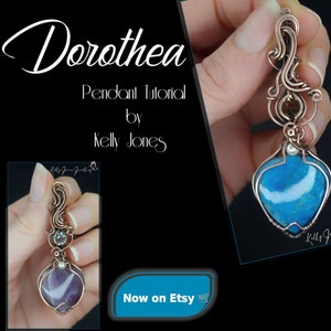 Może przedstawiać: Samouczek tworzenia zawieszki owiniętej drutem o nazwie "Dorothea" autorstwa Kelly Jones. Samouczek jest dostępny na Etsy. Zawieszka zawiera niebieski i biały kamień z wzorem z drutu miedzianego.