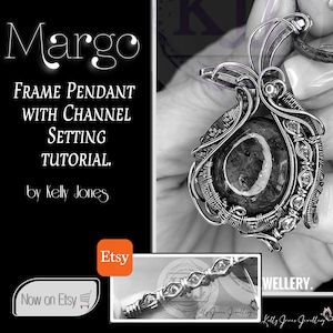 Könnte beinhalten: Ein silberner, drahtgewickelter Anhänger mit einem grauen und weißen Stein, der in einer Kanalfassung sitzt. Der Anhänger ist mit "Margo" beschriftet und wird als "Rahmenanhänger mit Kanalfassungen-Tutorial" beschrieben. Das Bild enthält auch den Text "Jetzt auf Etsy" und "Etsy".