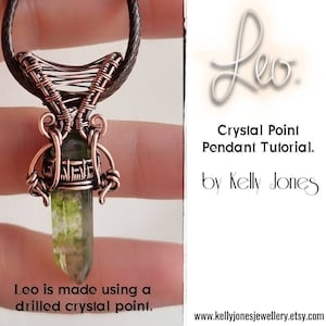 Peut inclure: Pendentif en cristal point vert enveloppé de fil de cuivre, avec le texte "Leo. Crystal Point Pendant Tutorial. by Kelly Jones www.kellyjonesjewellery.etsy.com" sur le côté droit de l'image.