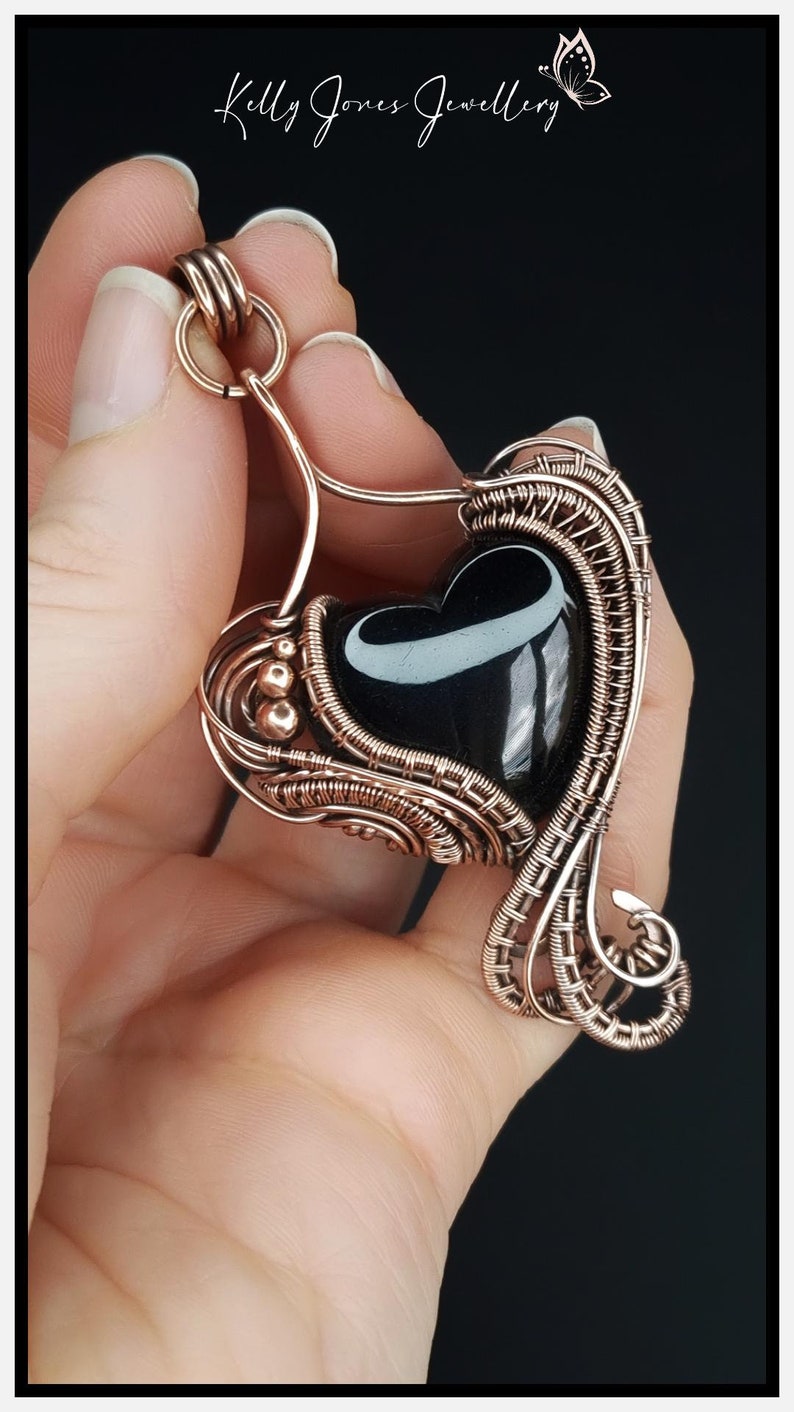 Tutoriel sur le pendentif coeur Cahlie. Tutoriel pdf sur l'emballage métallique, téléchargez-le instantanément et commencez à fabriquer tout de suite. Modèle Kelly Jones. image 2