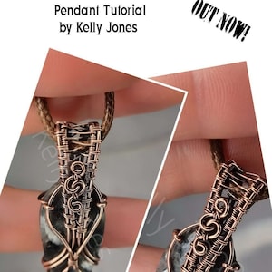 Op de afbeelding: Een hanger met een grijze en zwarte steen, omwikkeld met koperdraad. De hanger is bevestigd aan een bruin koord. De afbeelding bevat de tekst "Pendant Tutorial by Kelly Jones" en "OUT NOW!"