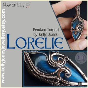 Peut inclure: Tutoriel de pendentif en fil métallique appelé "Lorelie" par Kelly Jones Jewellery. Le pendentif présente une pierre précieuse bleue enveloppée de fil de cuivre. Le tutoriel est disponible sur Etsy.