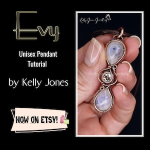 Peut inclure: Un pendentif en fil de cuivre enroulé avec trois cabochons de pierre de lune, dont l'un est une topaze claire. Le pendentif est suspendu à un cordon brun. Le texte "Evy Unisex Pendant Tutorial by Kelly Jones NOW ON ETSY!" est visible sur l'image.