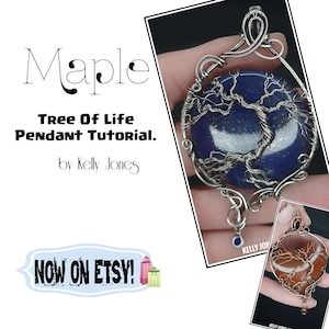 Pode incluir: Um pingente de árvore da vida envolto em fio de prata com uma pedra de lápis-lazúli azul. O pingente está sobre um fundo branco com o texto "Maple Tree Of Life Pendant Tutorial. by Kelly Jones NOW ON ETSY!"