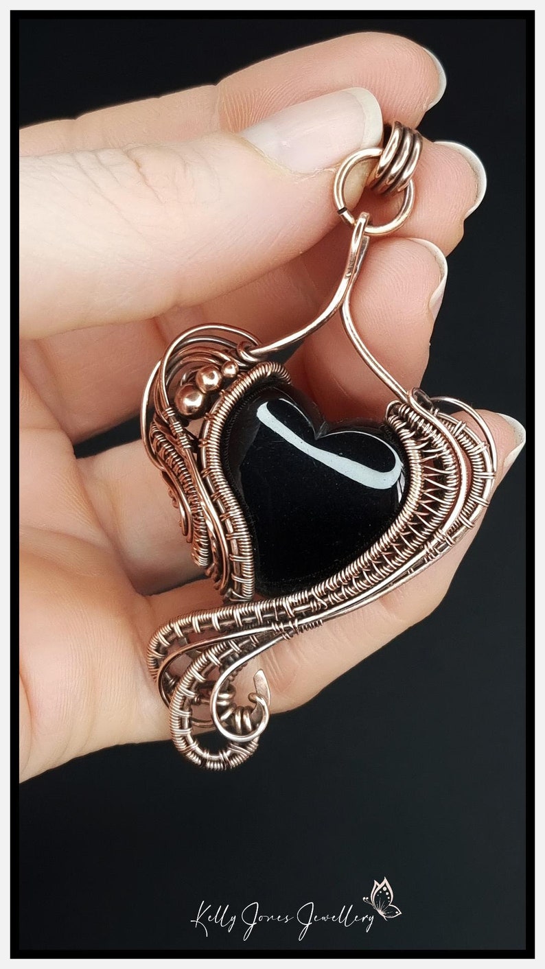 Tutoriel sur le pendentif coeur Cahlie. Tutoriel pdf sur l'emballage métallique, téléchargez-le instantanément et commencez à fabriquer tout de suite. Modèle Kelly Jones. image 9