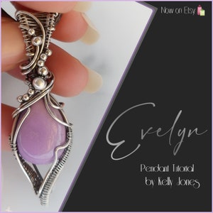 Może przedstawiać: Srebrny wisiorek owinięty drutem z fioletowym kamieniem szlachetnym. Wisiorek jest prezentowany na dłoni. Na zdjęciu widoczny jest tekst "Evelyn Pendant Tutorial by Kelly Jones".