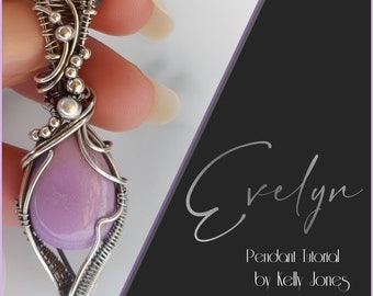 Puede incluir: Un colgante de alambre plateado envuelto alrededor de una piedra preciosa púrpura. El colgante se muestra en una mano. El texto "Evelyn Pendant Tutorial by Kelly Jones" es visible en la imagen.