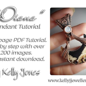 Könnte beinhalten: Ein 65-seitiges PDF-Tutorial zum Erstellen eines drahtgewickelten Anhängers mit dem Titel "Diana Pendant Tutorial". Das Tutorial enthält über 200 Bilder und ist ein sofortiger Download. Das Bild zeigt eine Hand, die den fertigen Anhänger hält, der ein Design aus Kupferdraht und einen weißen Stein aufweist.