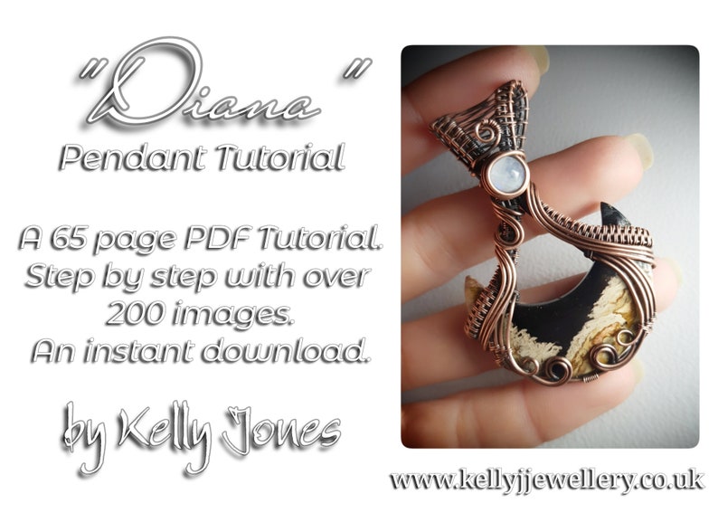 K&ouml;nnte beinhalten: Ein 65-seitiges PDF-Tutorial zum Erstellen eines drahtgewickelten Anh&auml;ngers mit dem Titel "Diana Pendant Tutorial". Das Tutorial enth&auml;lt &uuml;ber 200 Bilder und ist ein sofortiger Download. Das Bild zeigt eine Hand, die den fertigen Anh&auml;nger h&auml;lt, der ein Design aus Kupferdraht und einen wei&szlig;en Stein aufweist.