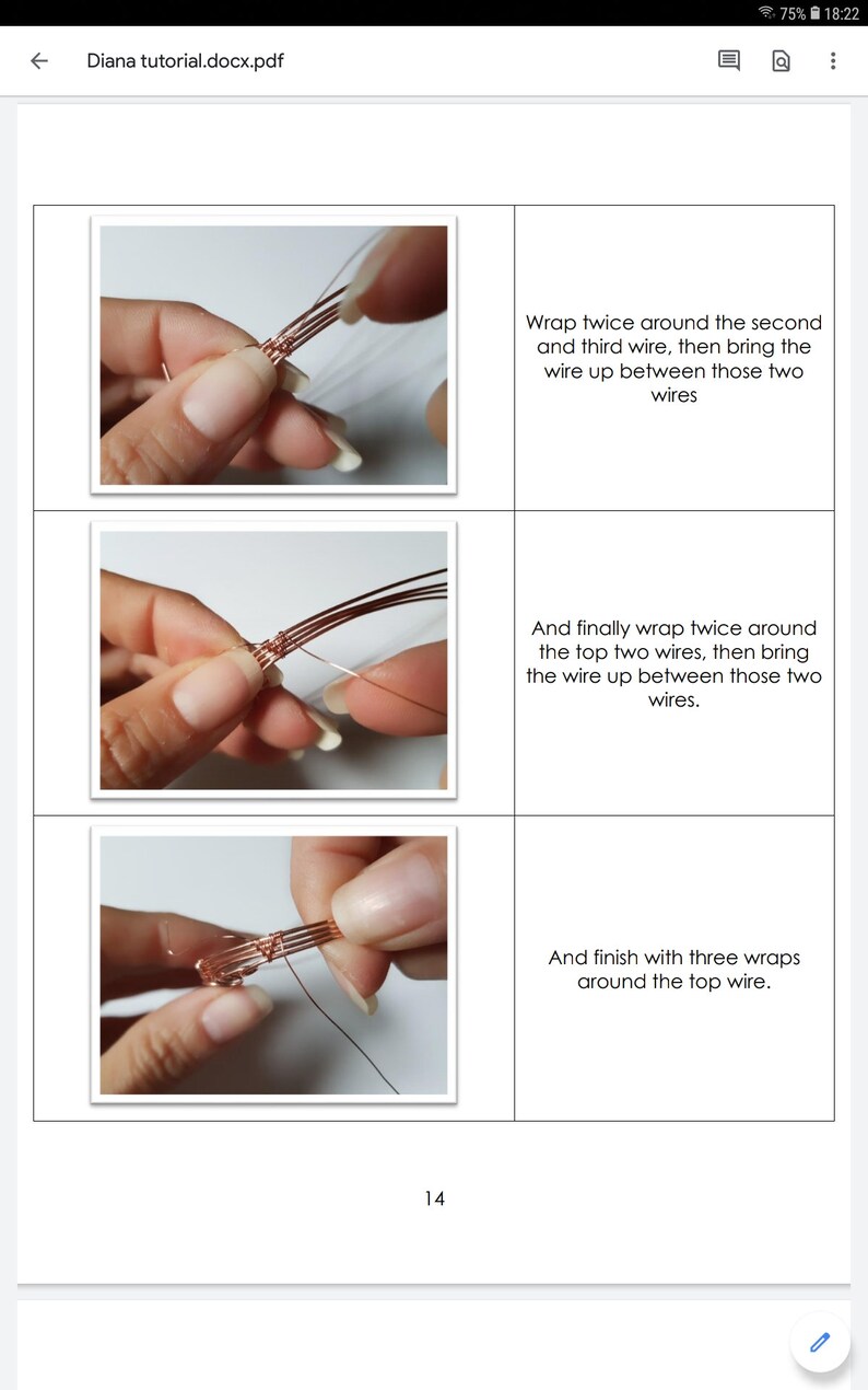 K&ouml;nnte beinhalten: Nahaufnahme einer Hand, die Kupferdraht um andere Kupferdr&auml;hte wickelt. Das Bild zeigt drei Schritte des Prozesses. Der Text im Bild lautet: "Zweimal um den zweiten und dritten Draht wickeln, dann den Draht nach oben zwischen diese beiden Dr&auml;hte f&uuml;hren. Und zum Schluss zweimal um die beiden oberen Dr&auml;hte wickeln, dann den Draht nach oben zwischen diese beiden Dr&auml;hte f&uuml;hren. Und mit drei Wicklungen um den oberen Draht abschlie&szlig;en."