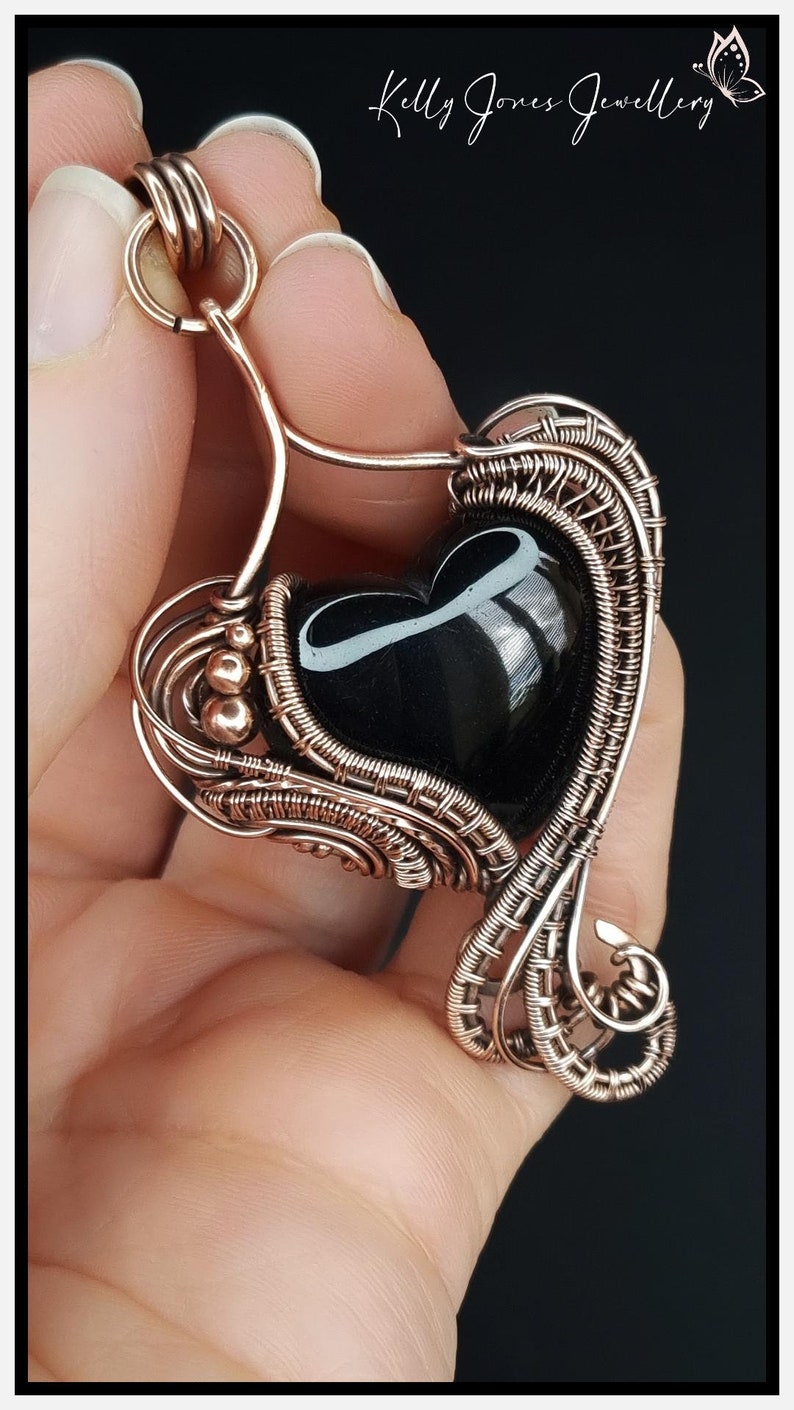 Tutoriel sur le pendentif coeur Cahlie. Tutoriel pdf sur l'emballage métallique, téléchargez-le instantanément et commencez à fabriquer tout de suite. Modèle Kelly Jones. image 6