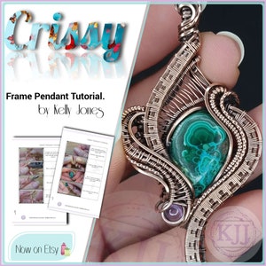 Peut inclure: Un pendentif en fil de cuivre enroulé avec une pierre précieuse verte et une pierre violette. Le pendentif est encadré d'un motif en fil de cuivre. L'image comprend le texte "Crissy Frame Pendant Tutorial. by Kelly Jones" et "Now on Etsy".