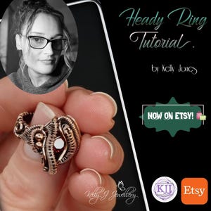 Peut inclure: Gros plan d'une bague en fil de cuivre enroulé avec une pierre précieuse rouge. La bague est sur le doigt d'une personne. L'image comprend également du texte qui dit "Heady Ring Tutorial" et "NOW ON ETSY!"