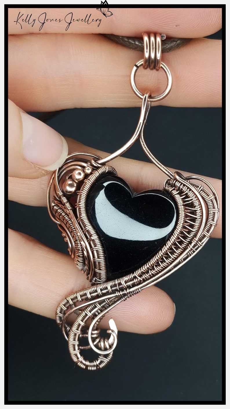 Tutoriel sur le pendentif coeur Cahlie. Tutoriel pdf sur l'emballage métallique, téléchargez-le instantanément et commencez à fabriquer tout de suite. Modèle Kelly Jones. image 4