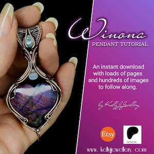 以下が含まれることがあります： ハート型の紫色の宝石とターコイズのアクセントが付いた、Winonaペンダントのチュートリアル。 「Winona PENDANT TUTORIAL」のテキストとEtsyとPatreonのロゴが表示されています。 多くの画像を含むインスタントダウンロードです。