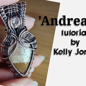以下が含まれることがあります： 茶色と白の瑪瑙石と透明なクリスタルアクセントを備えたワイヤーラップペンダント。ペンダントのタイトルは「アンドレアス」チュートリアル by ケリー・ジョーンズです。