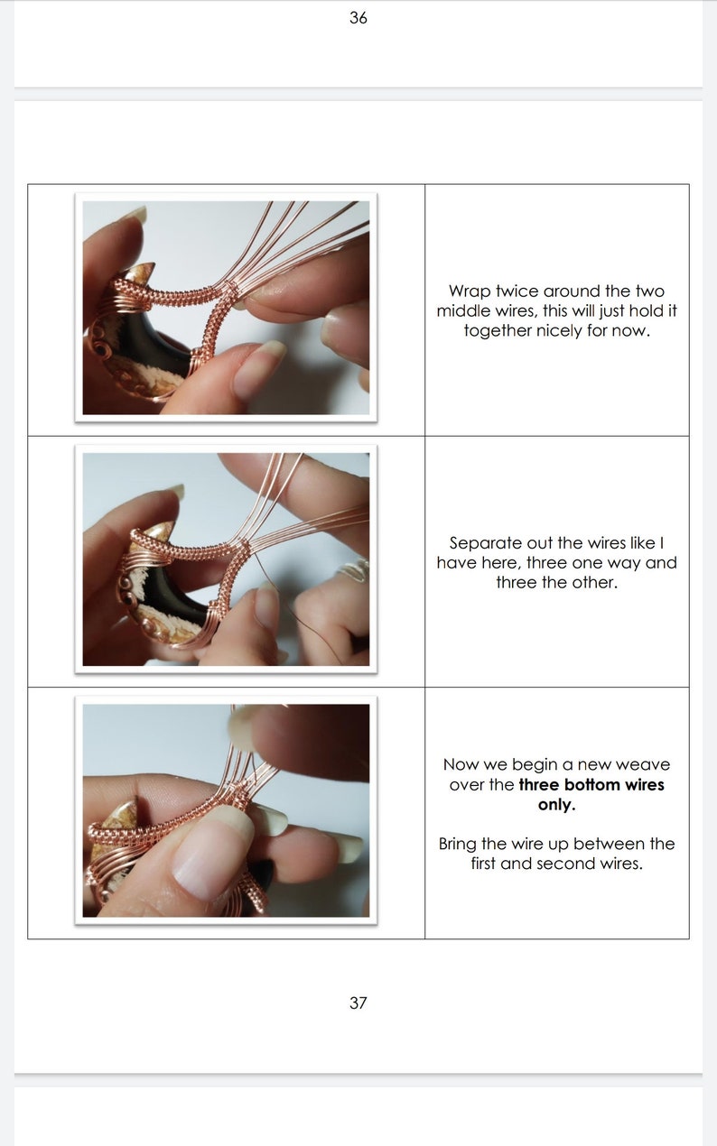 K&ouml;nnte beinhalten: Nahaufnahme eines Kupferdrahts, der um einen Steinanh&auml;nger gewickelt ist. Eine Hand manipuliert den Draht, um ein gewebtes Muster zu erstellen. Das Bild zeigt drei Schritte im Prozess der Herstellung eines drahtgewickelten Anh&auml;ngers.